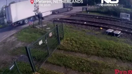 تصادف وحشتناک؛ قطار، کامیون را پودر کرد!