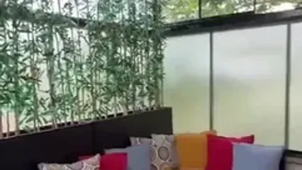 نگاهی به دکوراسیون منزل اشرافی سپند امیرسلیمانی که بالکنش قشنگ برا خودش یه پا بهشته؛ ترکیب رنگهای شاد؛ گلهای کافی‌شاپی و باربیکیویی که تموم ماجراست