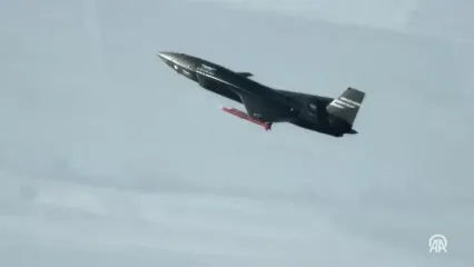 ببینید؛ جنگنده بی‌سرنشین و پنهان‌کار همسایه ایران با مهمات پرواز کرد؛ پهپادی که شبیه جنگنده است