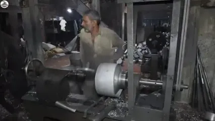 فرآیند تماشایی بازیافت ضایعات آلومینیوم و تولید کتری با آن ها در پاکستان