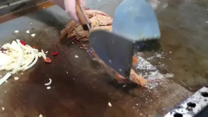 غذای خیابانی در تایوان؛ شاه میگوی سوخاری با سس سیر و فلفل تند در تایپه