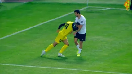 ستاره سپاهان به سبک زیدان، به بازیکن حریف حمله کرد