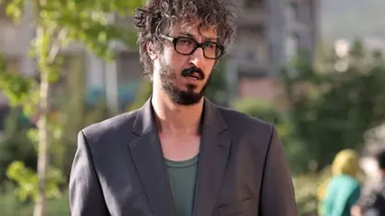 سکانی خنده‌دار از کینه‌‍ای بودن بهرام افشاری در مرد عینکی