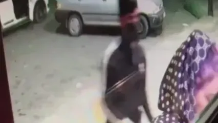 فیلم سرقت برق‌آسای موبایل دختر جوان مقابل عابربانک / سارق با خودرو پا به فرار گذاشت