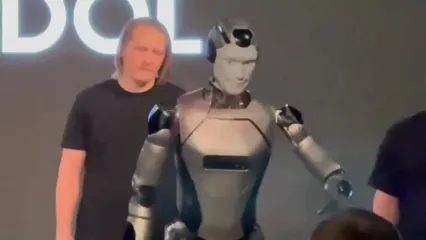 نخستین ربات انسان‌نمای روسیه زمین خورد و مشهور شد