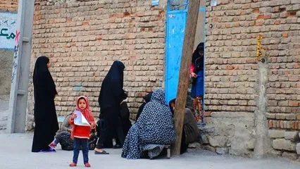 فاضلاب انسانی جاری در کوچه های یک محله حاشیه نشین / زنان بیشتر از مردان رنج می برند / نبود آب سالم و بهداشت، کودکان را درگیر بیماری پوستی می کند