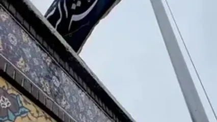 تعویض پرچم حرم امام رضا(ع) همزمان با ایام شهادت حضرت فاطمه(س)