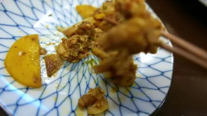 غذای خیابانی در ژاپن؛ پخت غذا با خرچنگ نارگیل و سبزیجات در اوکیناوا