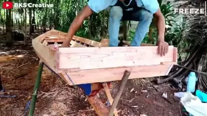 مراحل ساخت یک قایق خلاقانه با بشکه پلاستیکی و چوب در اندونزی