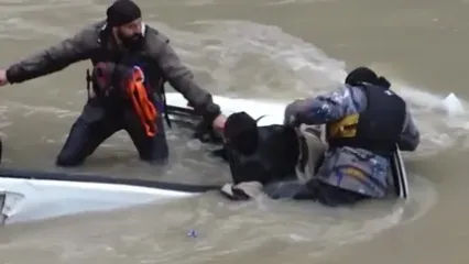 لحظه دلهره آور از نجات سرنشینان خودروی پرتاب شده به داخل رودخانه