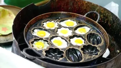 غذای خیابانی در تایلند؛ تهیه کیک پاندان و تخم بلدرچین سرخ شده در بانکوک