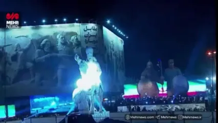 لحظه رونمایی از مجسمه «شاپور دوم» و شکست والرین، با حضور پرشور مردم در میدان انقلاب تهران