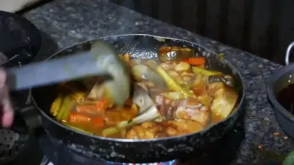 غذای خیابانی در ویتنام؛ پخت خوراک، سوپ و کباب با کوسه بامبو در هانوی