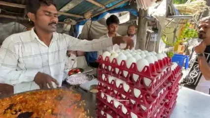 غذای خیابانی در هند؛ سرعت و مهارت آشپز خیابانی در پخت املت سبزیجات در بمبئی