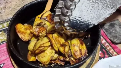 غذای روستایی در ایران؛ پخت کشک بادمجان سنتی روی آتش در روستا