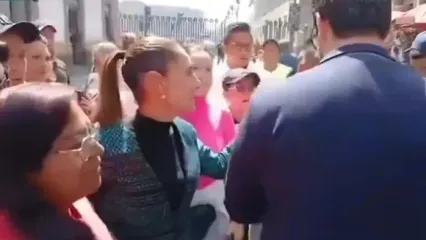 تلاش یک مرد برای بوسیدن خانم رئیس جمهور