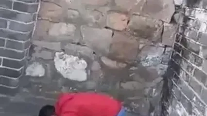 وایرال شدن نماز خواندن بازیگر سریال ستایش روی دیوار چین ... / امید علیمردانی همه را مبهوت کرد ...