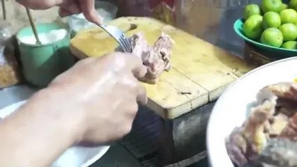 غذای خیابانی در اندونزی؛ پخت سوپ گوشت گاو محبوب و ملی سوتو در جاکارتا