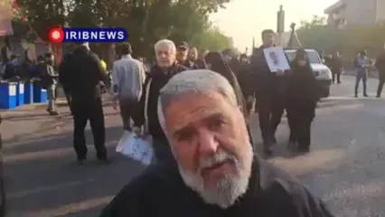 جانبازی که با یادگاری‌های ۸ سال دفاع مقدس، امروز برای بدرقه همرزمانش آمده بود