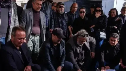 گریه‌های جگرسوز مصطفی زمانی و حسن پورشیرازی موقع نماز میت خواندن همایون ارشادی+ تصاویر حاشیه‌ای از حضور لیلابلوکات، فرهاد آئیش و سیروش مقدم