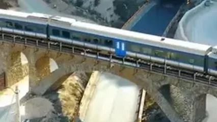 گذرگاه پرهیجان سوادکوه؛ جایی که قطار و خودرو چشم‌ در چشم می‌شوند