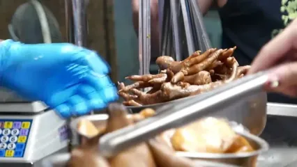 غذای خیابانی در تایوان؛ مرغ سرخ شده با پنیر و فلفل تند در تایپه