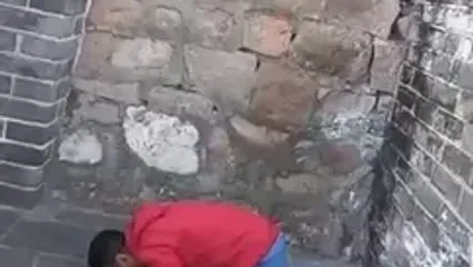 ببینید؛ نماز خواندن بازیگر سریال ستایش روی دیوار چین