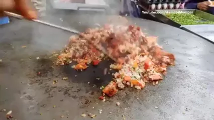 غذای خیابانی در هند؛ تهیه املت تند پرطرفدار در بمبئی