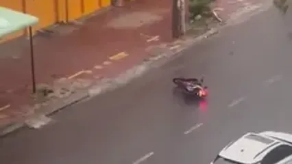 ببینید؛ مقاومت یک موتورسوار در برابر طوفان