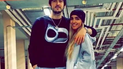 دبی میزبان سردار آزمون و همسرش در تئاتر علی اوجی