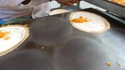 غذای خیابانی در کامبوج؛ مهارت آشپز خیابانی در تهیه پنکیک نارگیلی در پنوم پن