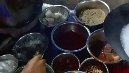 غذای خیابانی در اندونزی؛ تهیه خوراک ماهی تازه با گوجه‌، پیازچه و زنجبیل در جاکارتا