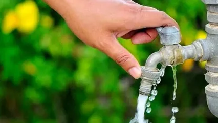 هدررفت روزانه هزاران لیتر آب در بزرگراه آزادگان!