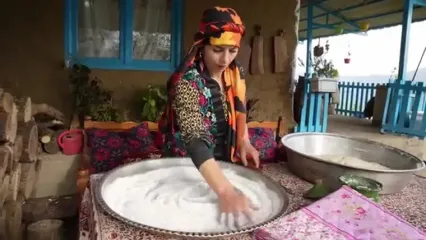 غذای روستایی در ایران؛ پخت نان تافتون در تنور و سیب زمینی کبابی روی آتش