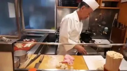 غذای خیابانی در ژاپن؛ مهارت یک سرآشپز در کباب کردن مرغ در توکیو