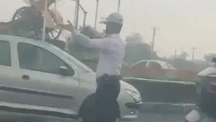 خدمت به مردم زیر باران هم تعطیل نمی‌شود