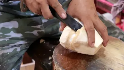 غذای خیابانی در تایلند؛ هنر فروشنده های خیابانی در برش زدن نارگیل در بانکوک