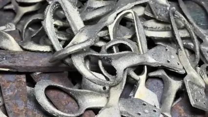 مراحل دیدنی تولید انبوه قیچی خیاطی در کارگاهی در پاکستان