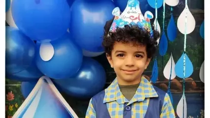 نگاهی به جشن آب پرطمطراق مهدیار کلایی، پسر محسن تنابنده، بازیگر سریال پایتخت در مدرسه ابتدایی/ چیدمان میز با کیک فوندانتی و ریسه های قطرات آب با تم آبی