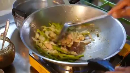 غذای خیابانی در کامبوج؛ تهیه یک نودل سنتی محبوب با مرغ و سبزیجات در پنوم پن