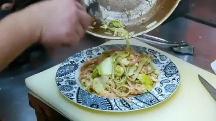 غذای خیابانی در ژاپن؛ پخت پاستا با خرچنگ مودار در توکیو