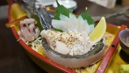 ببنیید| غذای خیابانی در ژاپن؛ تهیه سوشی و ساشیمی با ماهی ترومپت در اوکیناوا