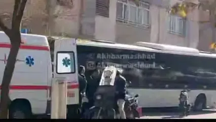 فیلم صحنه ورود ناگهانی اتوبوس به پیاده‌رو و برخورد شدید با پراید و درخت