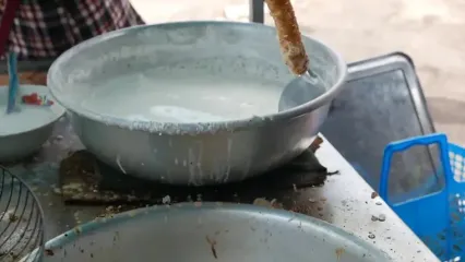 غذای خیابانی در کامبوج؛ تهیه یک میان وعده محبوب با موز در پنوم پن