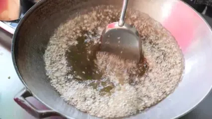 غذای خیابانی در کامبوج؛ میگوی سوخاری با تخم مرغ، سیر و فلفل در پنوم پن