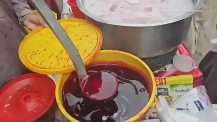 غذای خیابانی در پاکستان؛ تهیه شیک موز و توت فرنگی در کراچی