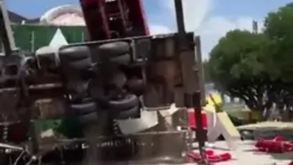 پریدن معجزه‌آسای بابانوئل از جرثقیلِ در حال سقوط