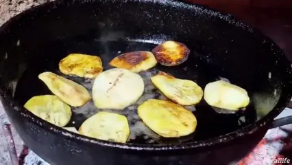 غذای روستایی در ایران؛ پخت خورشت بادمجان و مرغ در خانه ای روستایی