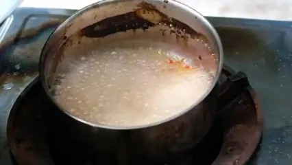 غذای خیابانی در تایلند؛ پخت غذا با گردن شترمرغ سرخ شده، سیر و گوجه در بانکوک