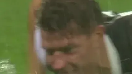 وقتی زمین فوتبال به استخر تبدیل شد!